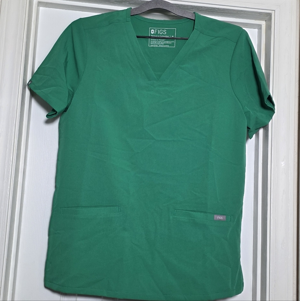 Figs Casma Scrub Top Size Medium NWT 3 Pockets Kelly Green